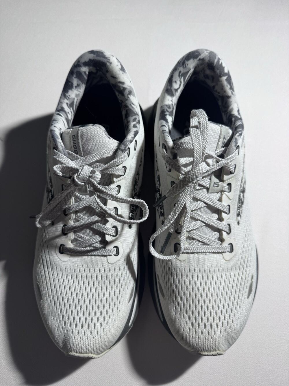 Brooks Ghost 15 women's Running Shoes White/Gray/Black Camo Lace Up Mesh 120380